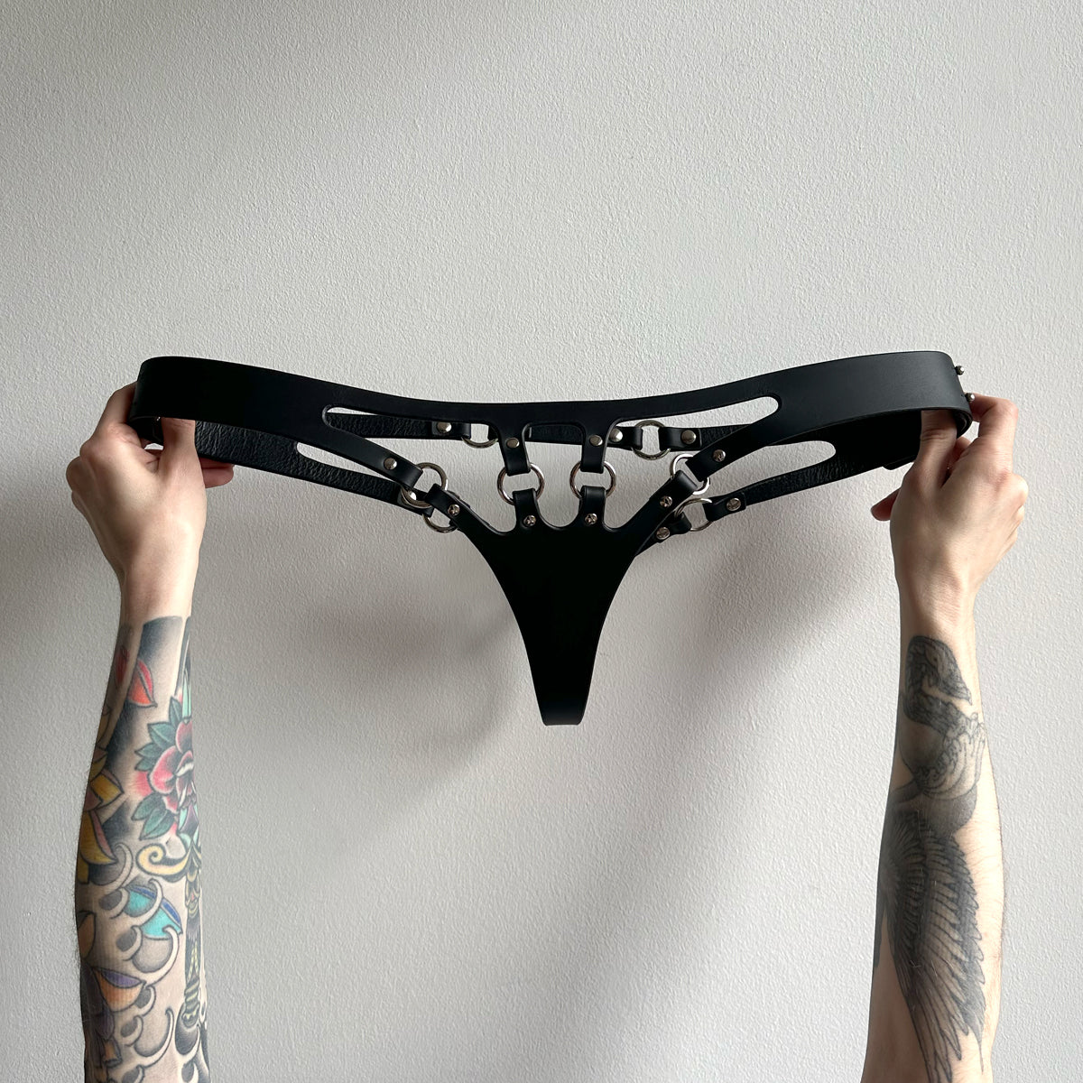 ARCHIVAL O-RING CUT OUT KNICKERS BLACK / MEDIUM